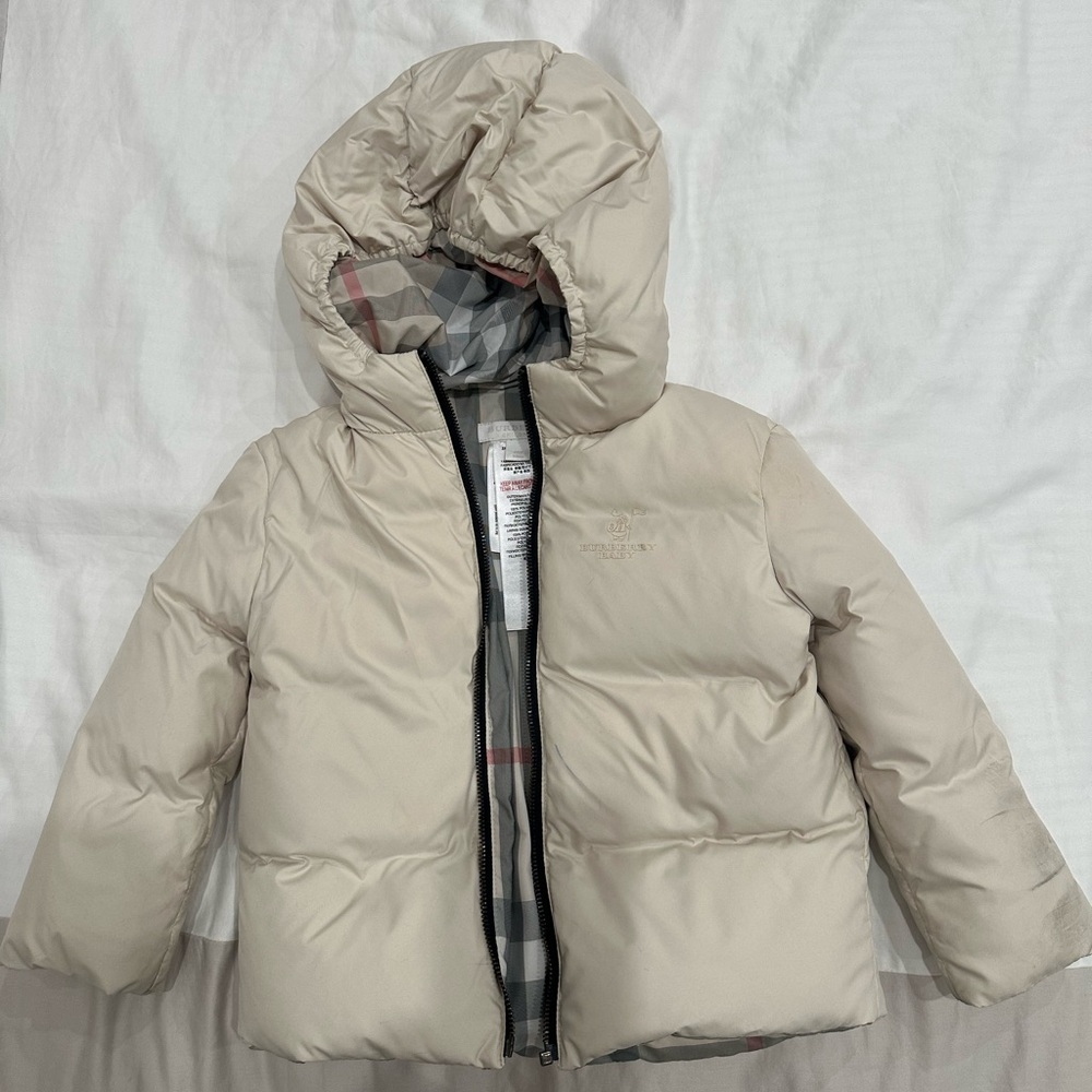 Burberry boy’s puffer jacket with hoodie in a cream color.